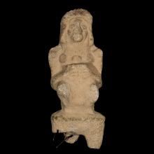 Statue fminine en pierre, maya